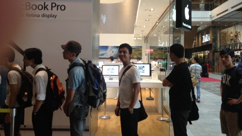 Xếp hàng mua iPhone 7, nhận ngay 2 triệu mỗi ngày