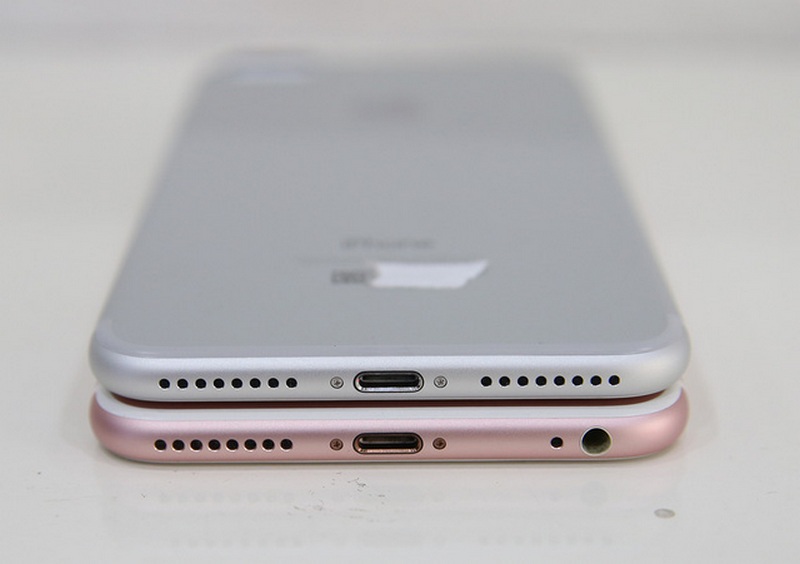 Cạnh dưới cũng khác nhau rõ ràng, không còn jack cắm tai nghe 3.5 mm trên iPhone 7 Plus