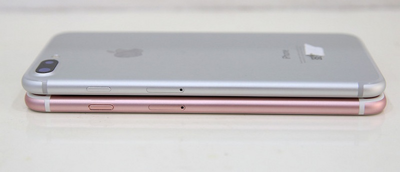 Cạnh phải của 2 máy