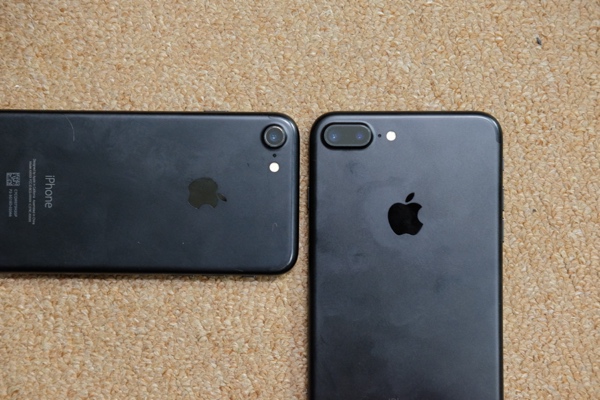 iPhone 7 Plus màu bạc/đen nhám - Những màu sắc truyền thống như bạc và đen nhám là lựa chọn phổ biến cho chiếc iPhone 7 Plus này. Với nhiều tính năng tuyệt vời như camera kép, màn hình lớn và pin lâu, thật đáng để bạn xem bức hình và khám phá thêm về chiếc iPhone này.