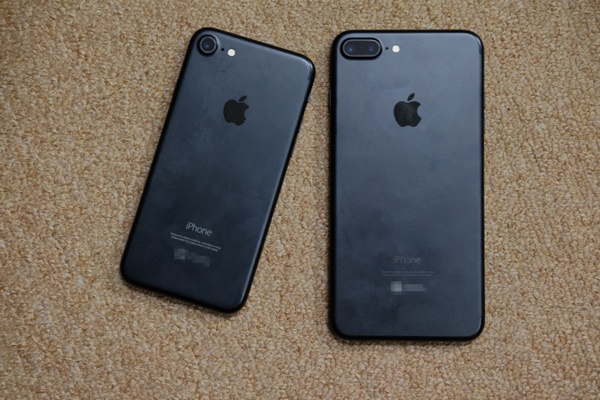 iPhone 7 Plus màu bạc/đen nhám: \
