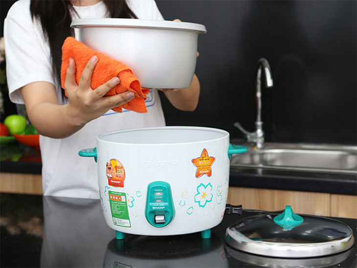 Tại sao nên mua nồi cơm nắp rời? > Vệ sinh nồi cơm điện nắp rời đơn giản và nhanh gọn hơn