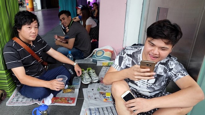 Người Việt xếp hàng mua iPhone 7 trước 2 ngày ở Singapore Người Việt xếp hàng mua iPhone 7 trước 2 ngày ở Singapore