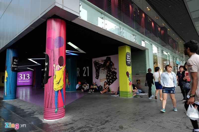 Người Việt xếp hàng mua iPhone 7 trước 2 ngày ở Singapore Người Việt xếp hàng mua iPhone 7 trước 2 ngày ở Singapore