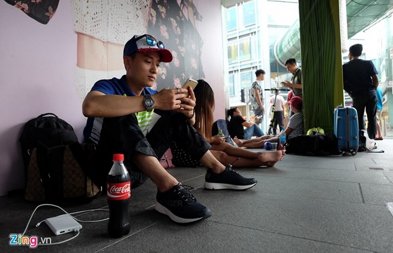 Người Việt xếp hàng mua iPhone 7 trước 2 ngày ở Singapore Người Việt xếp hàng mua iPhone 7 trước 2 ngày ở Singapore