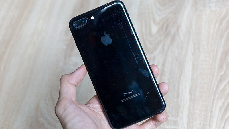 iPhone 7 Jet Black trầy xước: Hãy ngắm nhìn một chiếc iPhone 7 Jet Black đầy đặn và quyến rũ, sự hoàn hảo của thiết kế kết hợp với màu sắc huyền bí, đảm bảo sẽ khiến bạn say đắm. Cho dù có các vết trầy xước nhỏ trên bề mặt, chiếc điện thoại này vẫn rất đáng để bạn sở hữu.