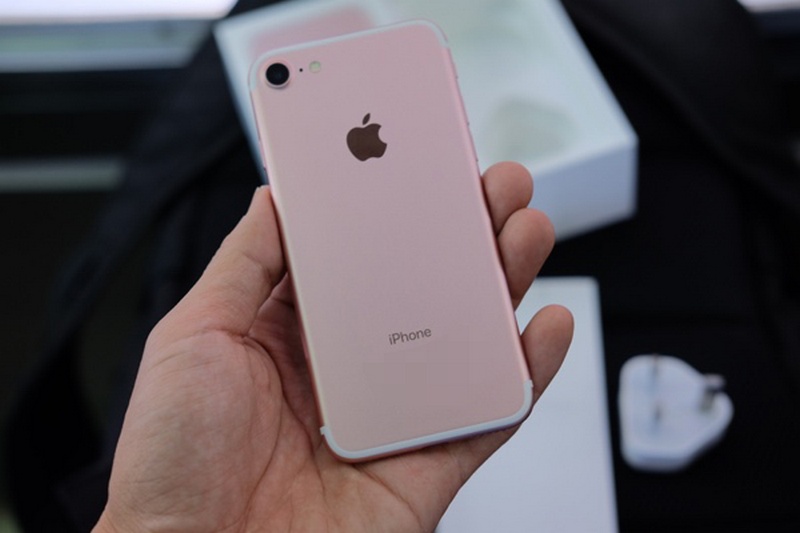 Nếu bạn đang tìm kiếm một chiếc điện thoại cá tính và đầy phong cách, iPhone 7 màu hồng sẽ là sự lựa chọn tuyệt vời. Với vẻ ngoài rực rỡ và thiết kế tinh tế, chiếc điện thoại này sẽ giúp bạn thể hiện được cá tính và gu thẩm mỹ độc đáo của mình.
