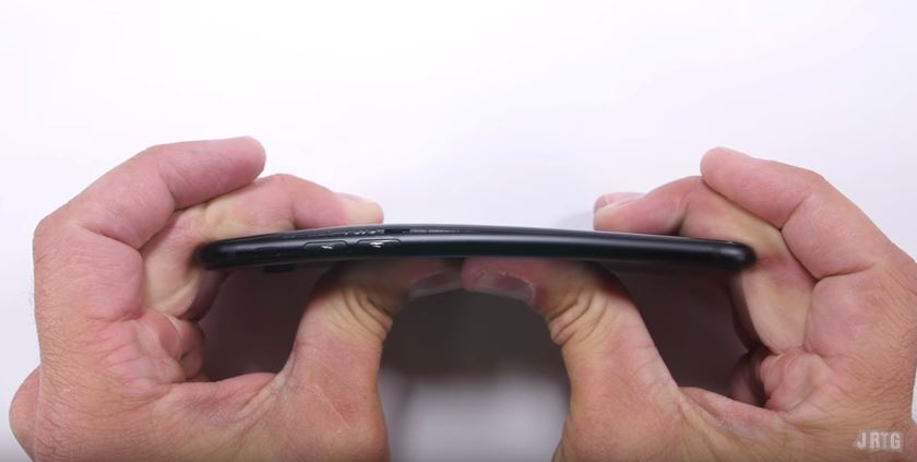 Thử độ bền, chống xước, bẻ cong iPhone 7