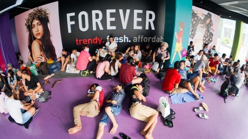 Người Việt xô đẩy, giành chỗ mua iPhone 7 ở Singapore