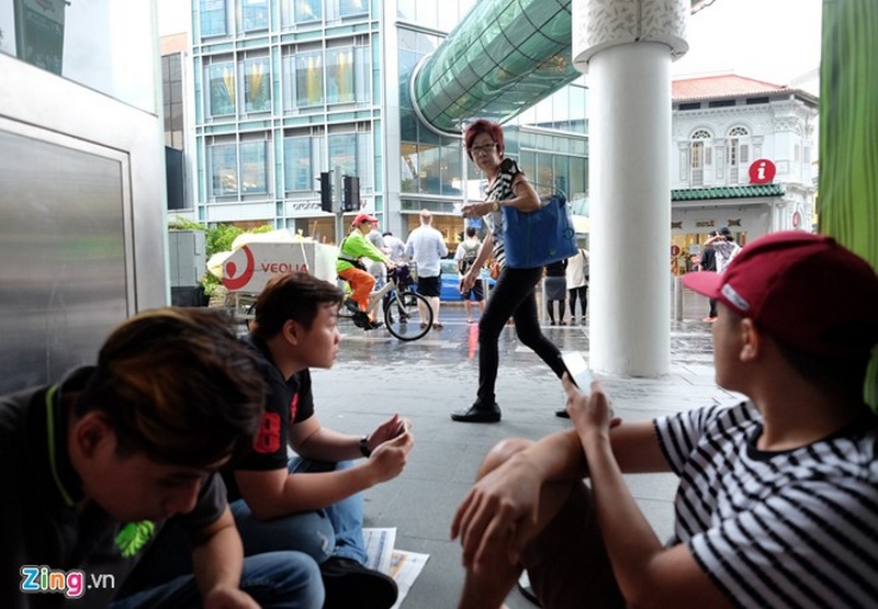 Người Việt xô đẩy, giành chỗ mua iPhone 7 ở Singapore