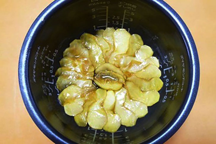 Cách làm bánh bông lan táo bằng nồi cơm điện