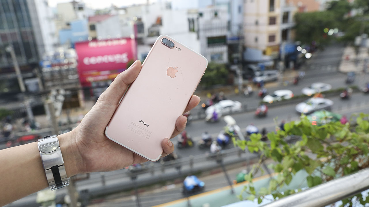 iPhone 7 Plus: Nếu bạn đang tìm kiếm một chiếc iPhone với giá phải chăng nhưng vẫn đáp ứng được nhu cầu của bạn, thì iPhone 7 Plus là sự lựa chọn tuyệt vời. Với màn hình lớn, camera chất lượng cao và hiệu năng ổn định, chiếc điện thoại này sẽ làm mãn nhãn những người dùng khó tính nhất.