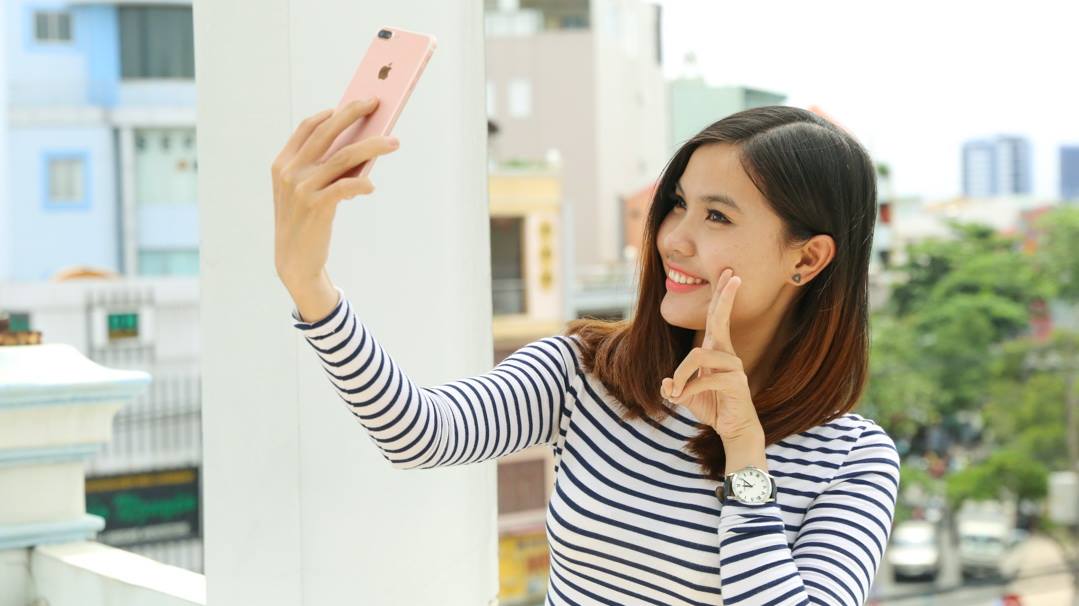 iPhone 7 Plus: Cùng chiêm ngưỡng vẻ đẹp của iPhone 7 Plus - một trong những smartphone đình đám nhất của Apple với thiết kế sang trọng và tính năng đỉnh cao. Hãy tận hưởng màn hình rực rỡ đầy sắc màu và khả năng chụp ảnh chuyên nghiệp của nó.