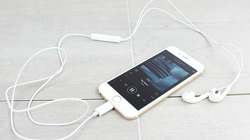 Apple bỏ cổng tai nghe 3.5mm vì muốn kiếm thêm tiền phụ kiện?