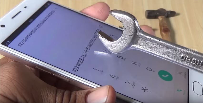 Dùng búa, cờ lê thử nghiệm độ bền mặt kính OPPO F1s