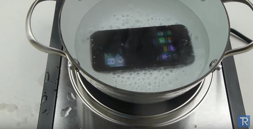Ngâm nước, ngâm rượu chán rồi giờ chúng ta đun sôi iPhone 7