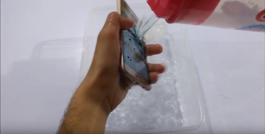 Ngâm nước Galaxy J7 Prime và kết quả rất bất ngờ Ngâm nước Galaxy J7 Prime và kết quả rất bất ngờ