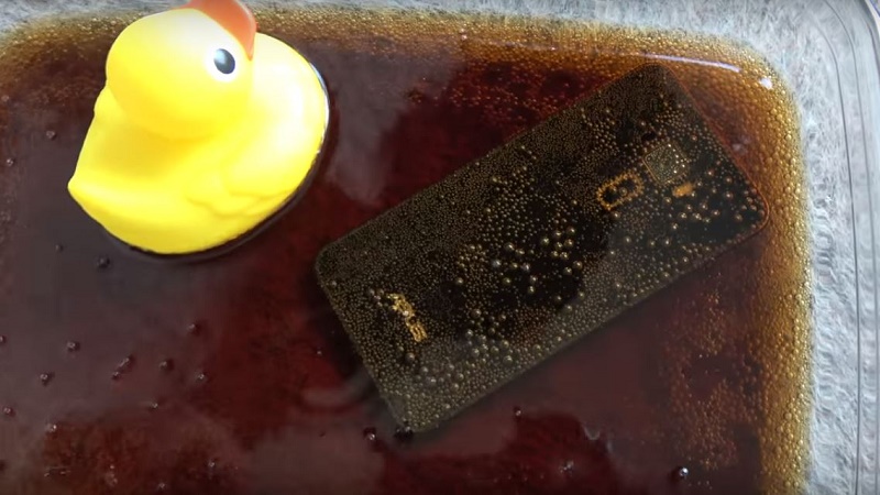 Ngâm ZenFone 3 trong nước Coca-Cola thì sao nhỉ?