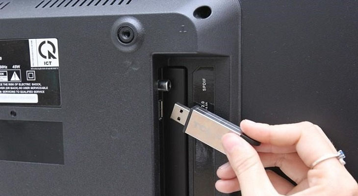 Tháo các thiết bị không dây đang kết nối tivi qua cổng USB