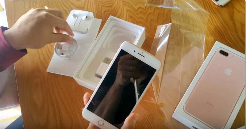 Mở hộp điện thoại iPhone 13: Có củ sạc, tai nghe không? | websosanh.vn