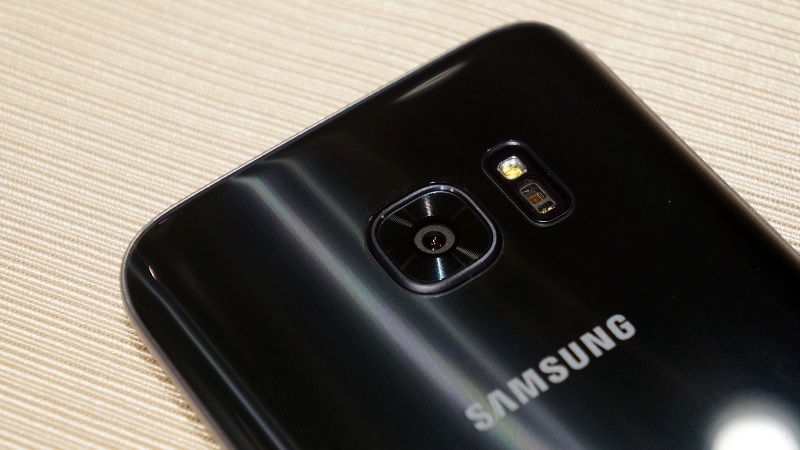 Samsung Việt Nam châm chọc iPhone 7 màu đen bóng gây tranh cãi