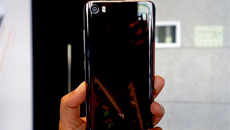 Xiaomi đăng quảng cáo cho thấy Mi 5S có vỏ bằng gốm bóng bẩy Xiaomi đăng quảng cáo cho thấy Mi 5S có vỏ bằng gốm bóng bẩy