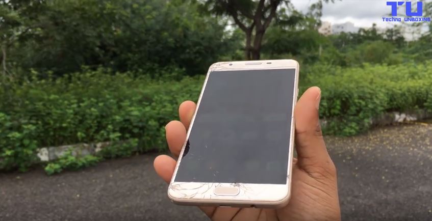 Thả rơi Galaxy J7 Prime xem độ bền của kính Gorilla Glass 4