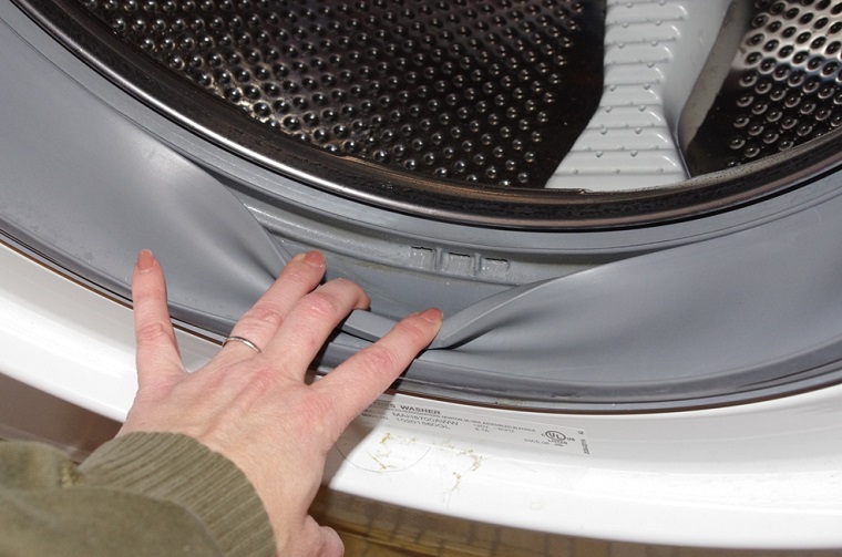 Clean the rubber cushioned edges on the washing machine lid
