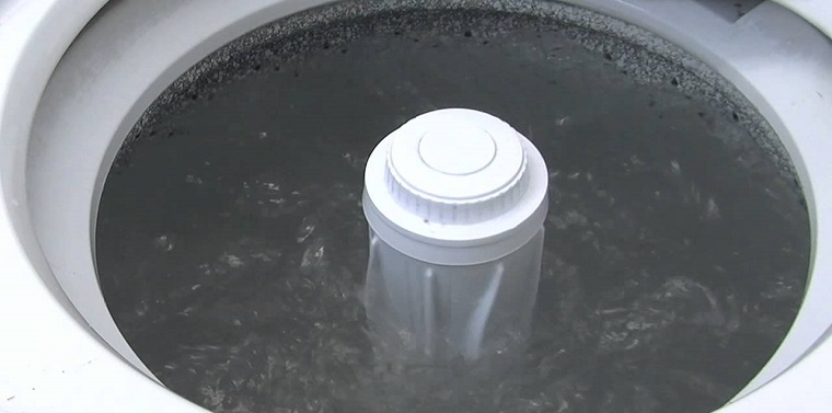 Pour hot water into the washing machine
