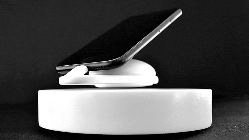 iPhone7 Sạc không dây độc đáo giúp iPhone lơ lửng trên không