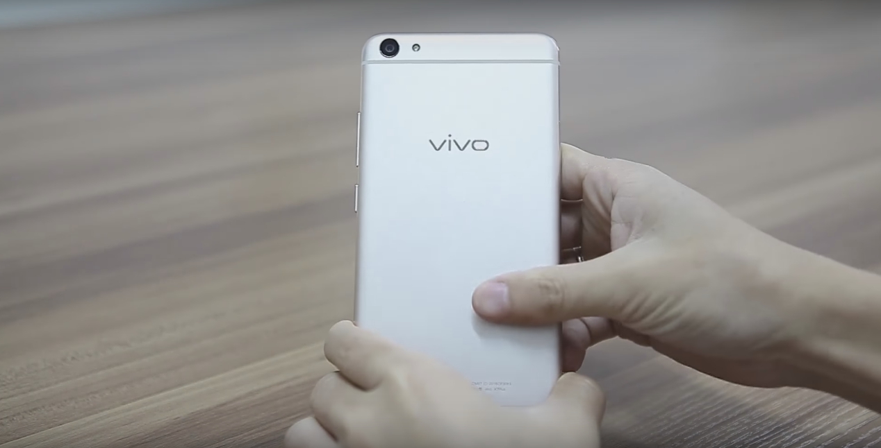 Vivo X7 Plus có thiết kế khá giống với OPPO F1s Vivo X7 Plus có thiết kế khá giống với OPPO F1s