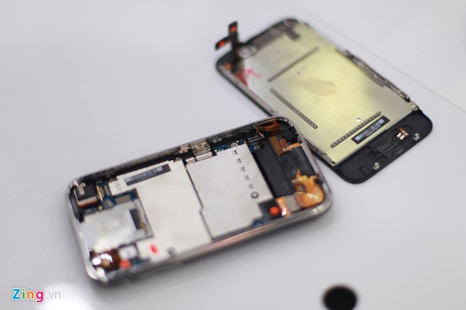 Toàn bộ phụ kiện bên trong đều còn nguyên, giấy quỳ vẫn chưa đổi màu, tem 