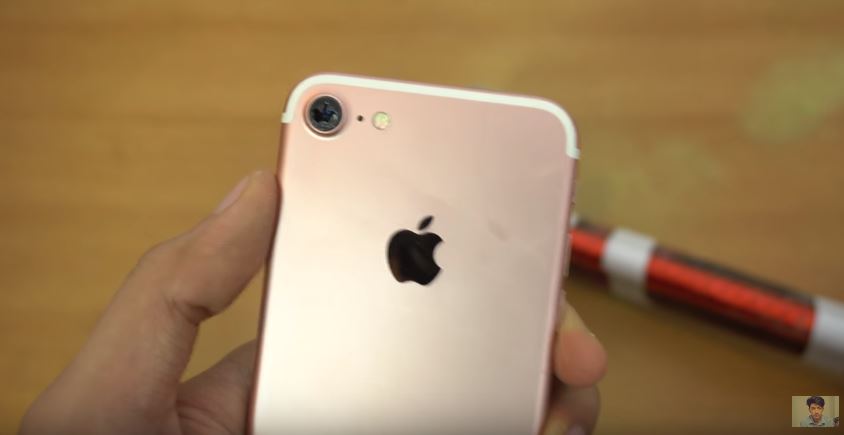 Nokia 3310 đại chiến iPhone 7 và cái kết thật bất ngờ Nokia 3310 đại chiến iPhone 7 và cái kết thật bất ngờ