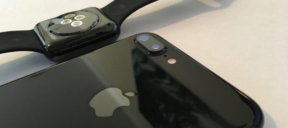 Ngắm nhìn iPhone 7 Plus Jet Black bên cạnh Apple Watch Space Black