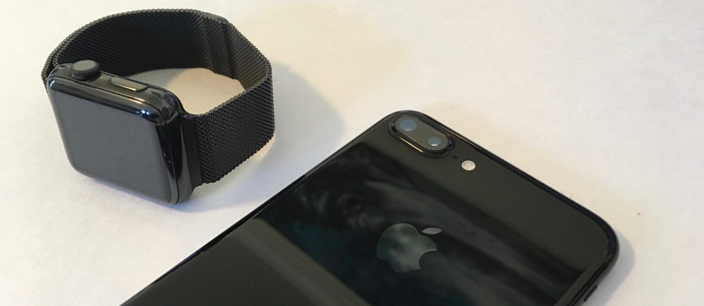 Ngắm nhìn iPhone 7 Plus Jet Black bên cạnh Apple Watch Space Black