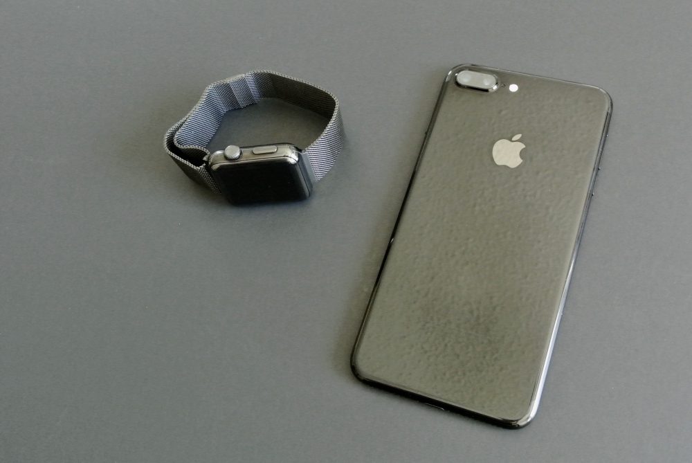 Ngắm nhìn iPhone 7 Plus Jet Black bên cạnh Apple Watch Space Black
