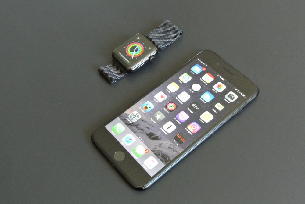 Ngắm nhìn iPhone 7 Plus Jet Black bên cạnh Apple Watch Space Black