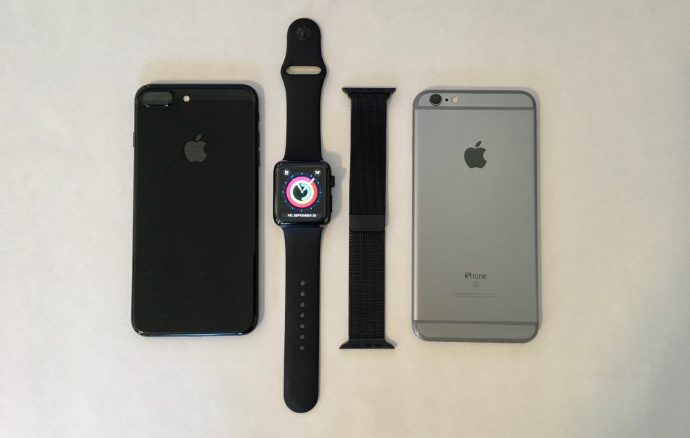 Ngắm nhìn iPhone 7 Plus Jet Black bên cạnh Apple Watch Space Black