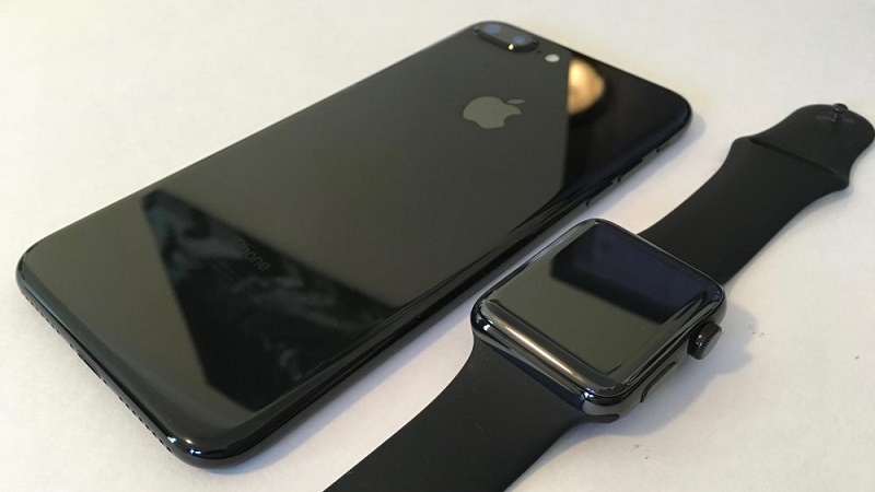 Ngắm nhìn iPhone 7 Plus Jet Black bên cạnh Apple Watch Space Black