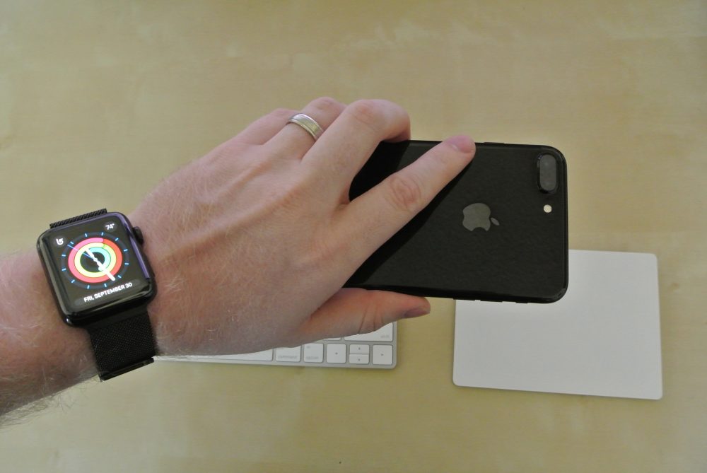Ngắm nhìn iPhone 7 Plus Jet Black bên cạnh Apple Watch Space Black