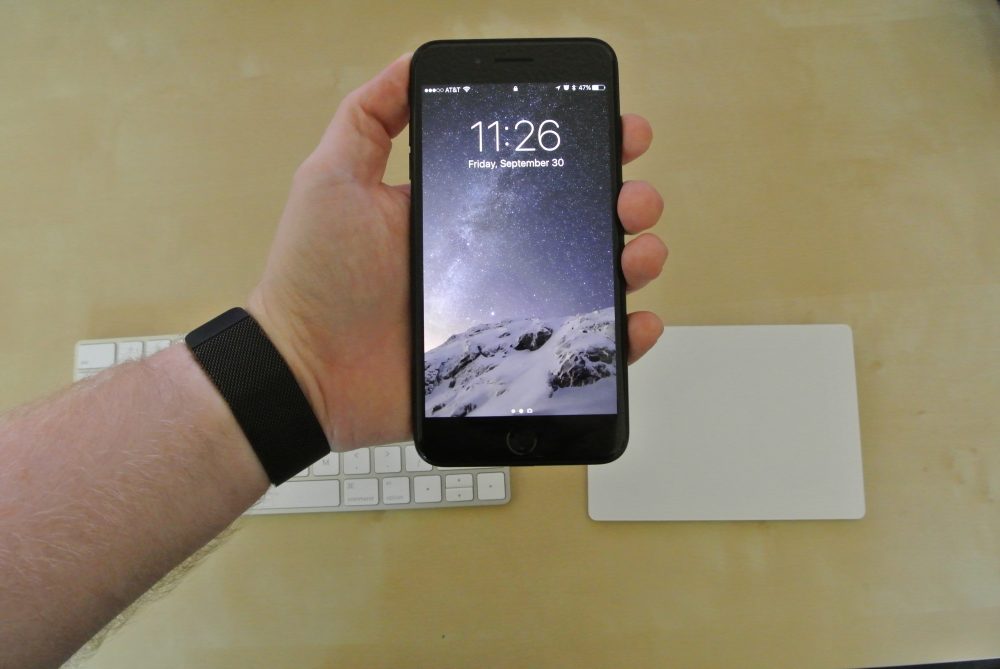Ngắm nhìn iPhone 7 Plus Jet Black bên cạnh Apple Watch Space Black