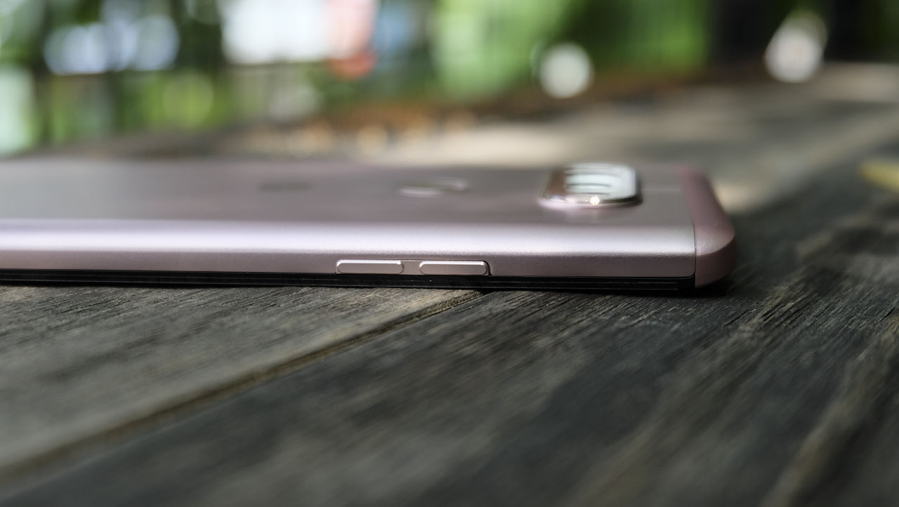 LG V20 là chiếc smartphone đầu tiên của LG trang bị cổng USB Type-C, chạy Android 7.0