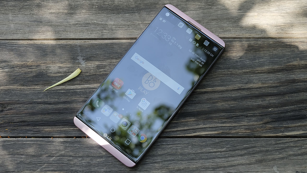 LG V20 là chiếc smartphone đầu tiên của LG trang bị cổng USB Type-C, chạy Android 7.0
