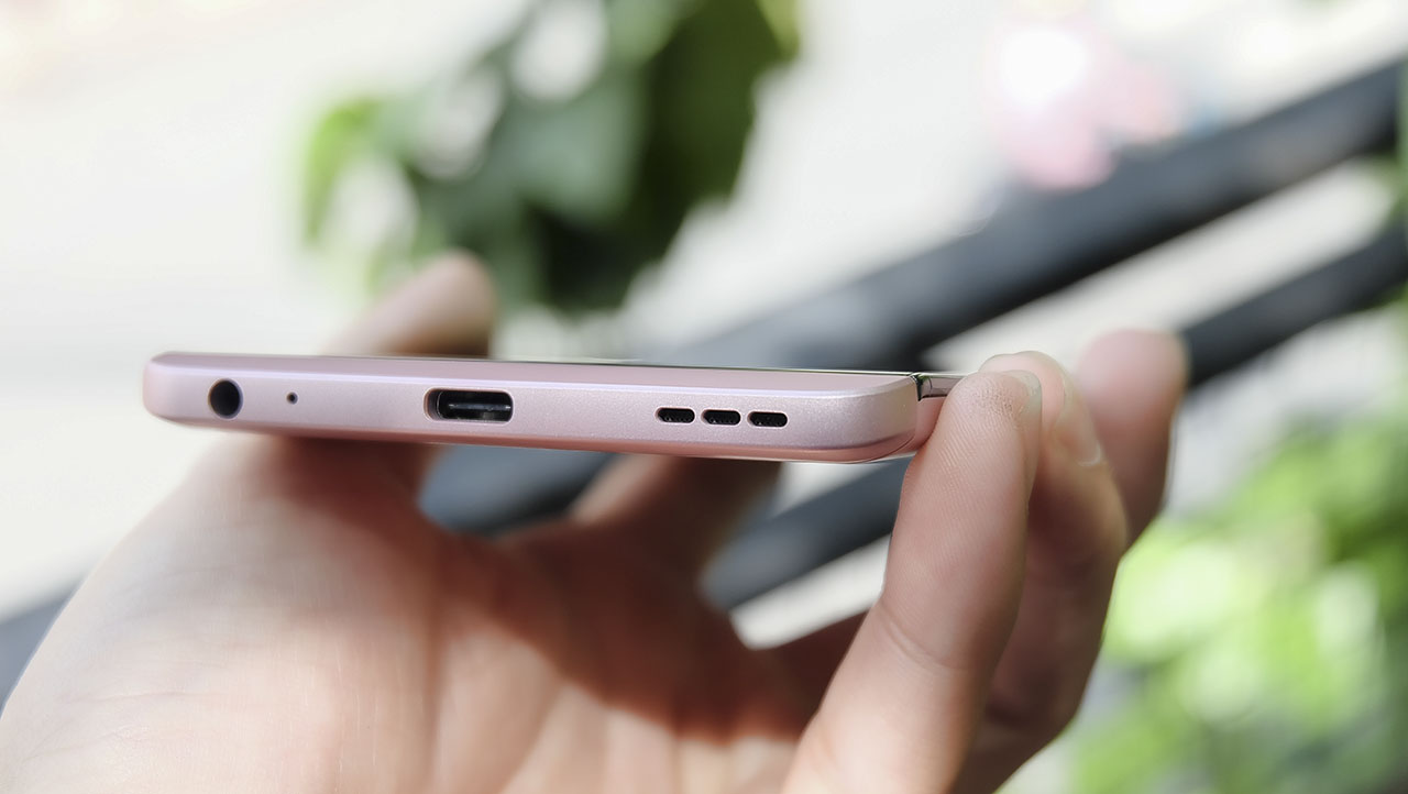 LG V20 là chiếc smartphone đầu tiên của LG trang bị cổng USB Type-C, chạy Android 7.0