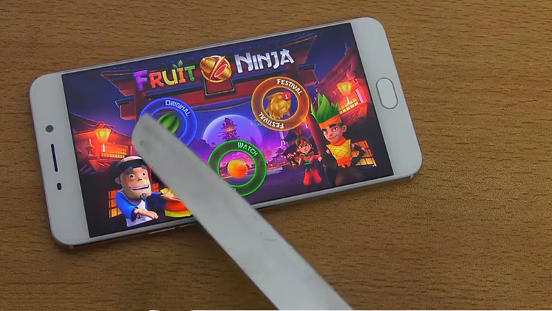 oppof1s Dùng dao gọt trái cây chơi Fruit Ninja trên màn hình OPPO F1s