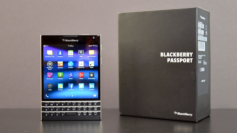 Các cửa hàng tiếp tục hạ giá BlackBerry Passport để cạnh tranh
