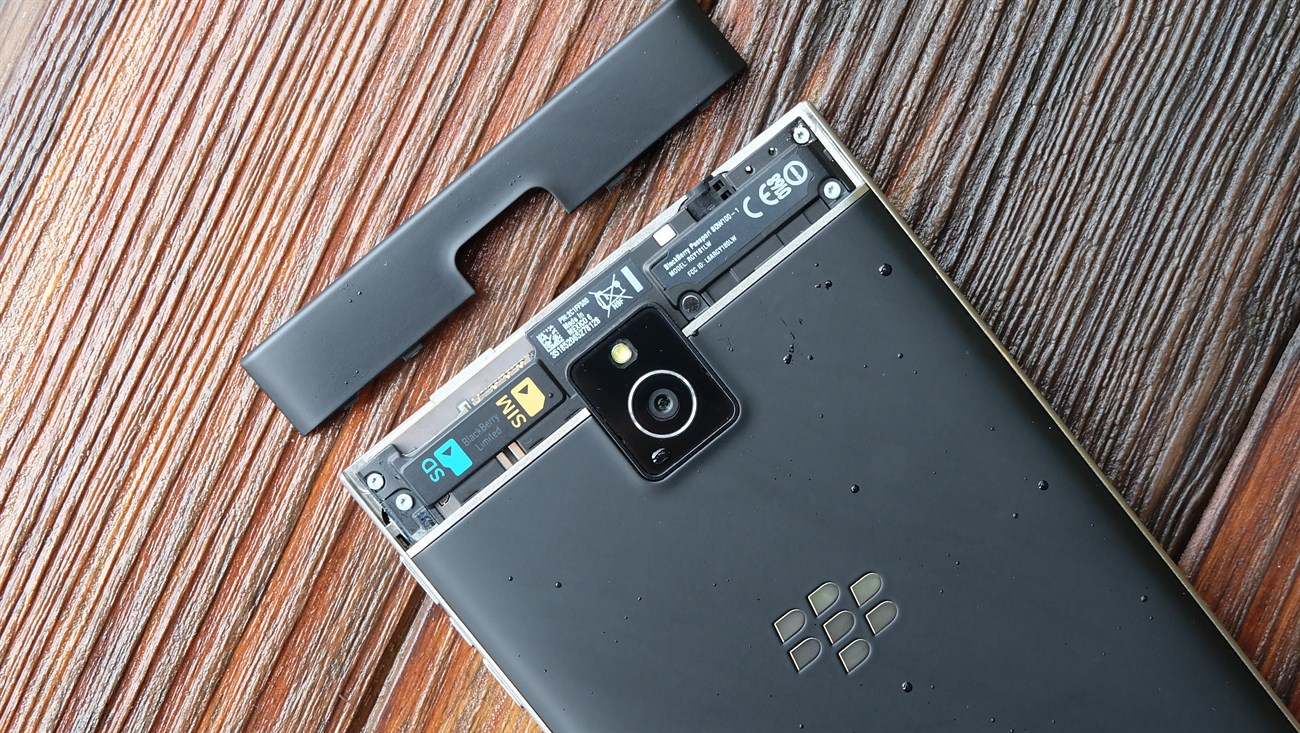 Trên tay nhanh hàng hot Blackberry Passport