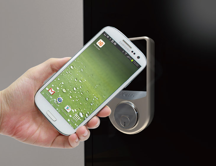 NFC mang đến những trải nghiệm tuyệt vời, tích hợp NFC trên điện thoại và trên cửa, khi bạn chạm nhẹ cửa sẽ mở ra hoặc đóng lại.