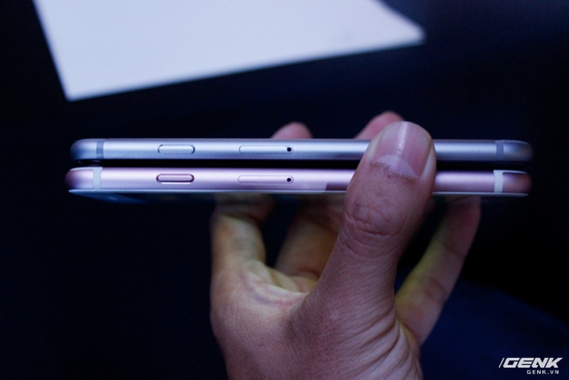 Sạc điện thoại qua cổng Lightning.​