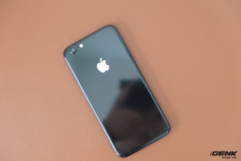 Hình ảnh iPhone 6 độ lên iPhone 7 Jet Black, logo phát sáng